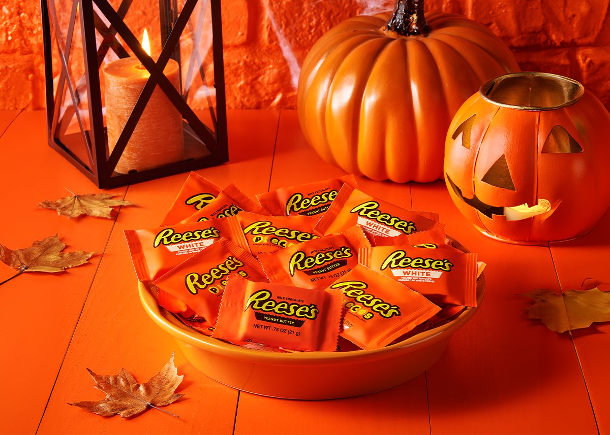 REESE'S background image